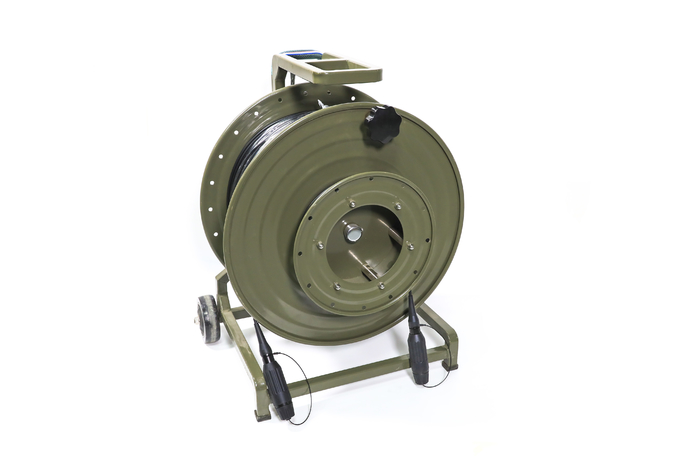 Tactical fiber optic cable reel with expanded beam fiber connector Tricot de câble tactique en fibre optique avec connecteur en fibre de faisceau étendu 5